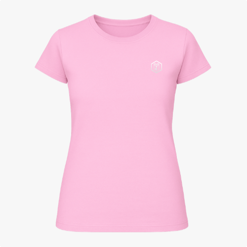 [Camiseta] com estampa frontal de símbolo geométrico com letra estilizada e estampa traseira de rosto icônico pixelado, acompanhado de texto discreto.