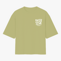 Camiseta com estampa frontal de "Faith Over Fear" com detalhes em texto pequeno e estampa traseira de "Faith Over Fear" acompanhada de citação extensa.