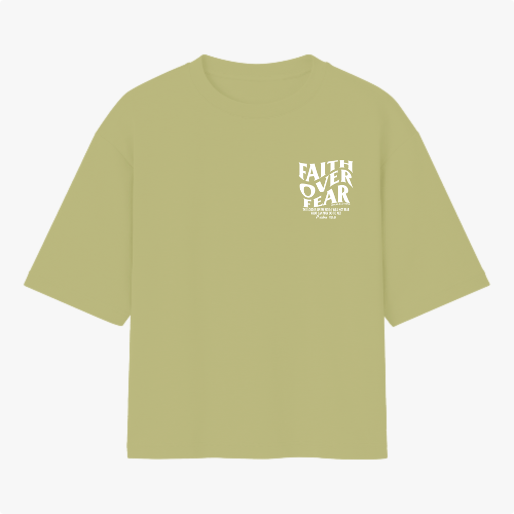 Camiseta com estampa frontal de "Faith Over Fear" com detalhes em texto pequeno e estampa traseira de "Faith Over Fear" acompanhada de citação extensa.