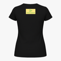 Camiseta com estampa frontal de logotipo geométrico sobre retângulo contrastante com texto estilizado e estampa traseira idêntica em tamanho reduzido.