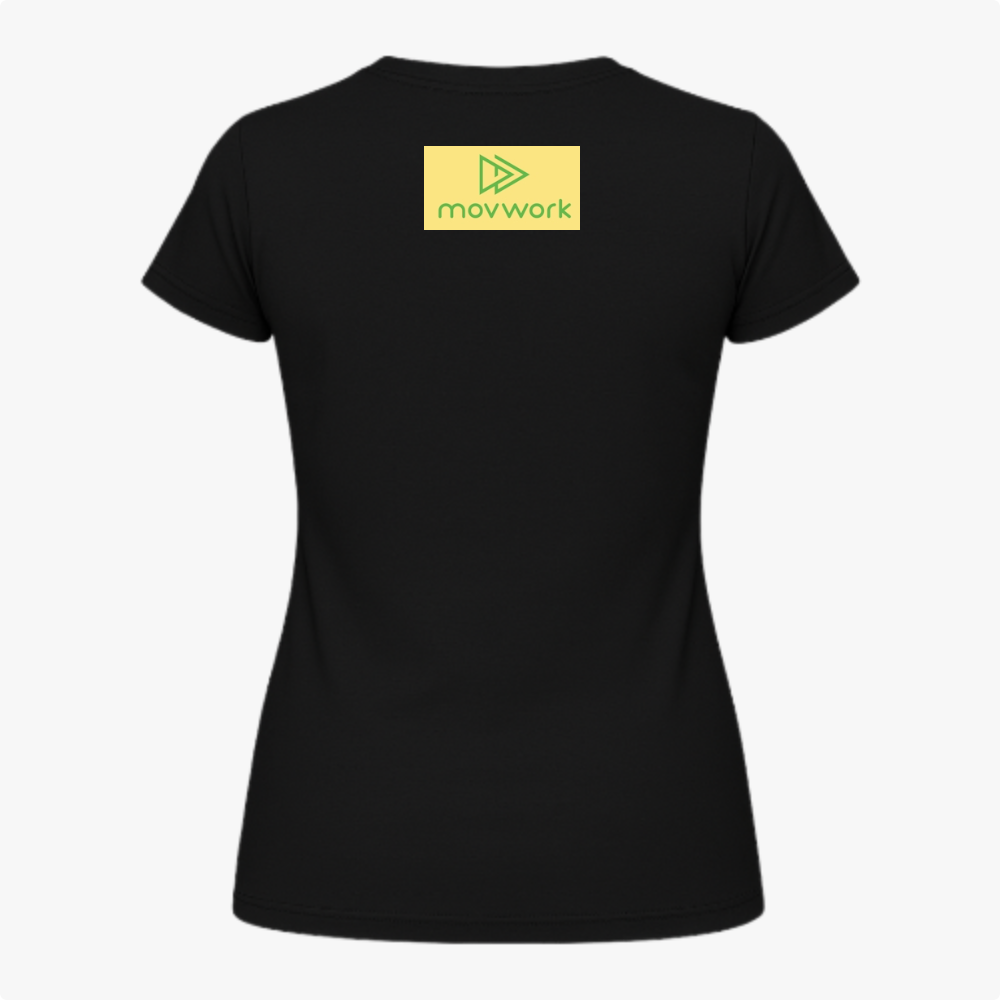 Camiseta com estampa frontal de logotipo geométrico sobre retângulo contrastante com texto estilizado e estampa traseira idêntica em tamanho reduzido.