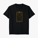 Camiseta com estampa frontal de carta de tarô, exibindo figura mística em perfil, cercada por estrelas e elementos astrológicos dentro de um arco.