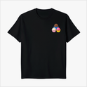 Camiseta com estampa frontal de quatro cupcakes decorados, cada um com confeitos e formatos variados, dispostos em um arranjo triangular encantador.