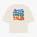 Camiseta com estampa frontal de texto "HOPE" estilizado em repetição e estampa traseira de frase "JESUS CRISTO SALVA" acompanhada de flores coloridas.