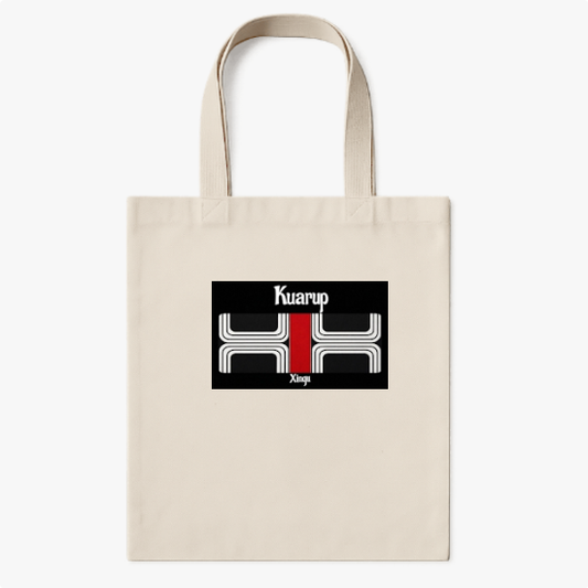 Ecobag com estampa frontal de padrão geométrico simétrico em preto e vermelho, linhas curvas brancas e textos "Kuarup" e "Xingu".
