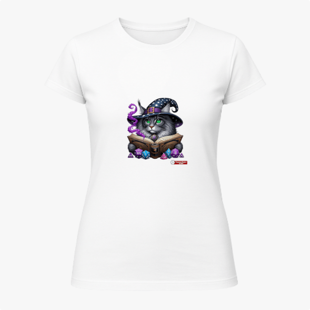 Camiseta com estampa frontal de gato com chapéu de mago, lendo um livro cercado por cristais e névoa; estampa traseira com pequeno logotipo textual.