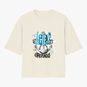 Camiseta com estampa frontal de texto "ÁGUAS PROFUNDAS" com âncora e elementos marítimos, e estampa traseira com pequeno logotipo "HOPE" estilizado.