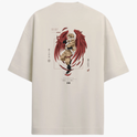 Camiseta com estampa frontal de caracteres japoneses e uma pena vermelha estilizada e estampa traseira de figura alada centralizada com elementos geométricos.