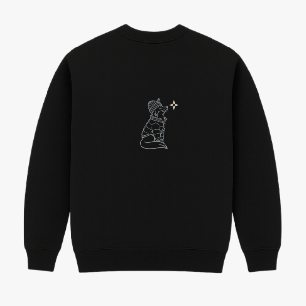 Moletom com estampa frontal de desenho minimalista de raposa vestida com gorro olhando para estrela e estampa traseira ampliada do mesmo desenho.