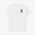 Camiseta com estampa frontal de mão esquelética com sinais e estampa traseira de esqueleto segurando arma dentro de losango estilizado.