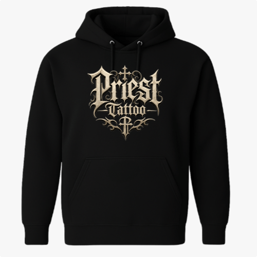 Moletom com estampa frontal de letras góticas ornamentadas formando "Priest Tattoo" e estampa traseira de ilustração detalhada de um buldogue francês correndo.