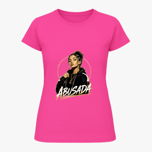 Camiseta com estampa frontal de uma mulher estilizada segurando um microfone, com a palavra "ABUSADA" em destaque logo abaixo da ilustração.