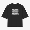 Camiseta com estampa frontal de texto distorcido em forma de espelho, criando um efeito visual dinâmico com múltiplas camadas sobrepostas.