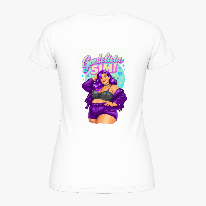 Camiseta com estampa frontal de letra estilizada curva e estampa traseira de ilustração de mulher confiante em vestuário moderno com frase "Gordelicia Sim!".