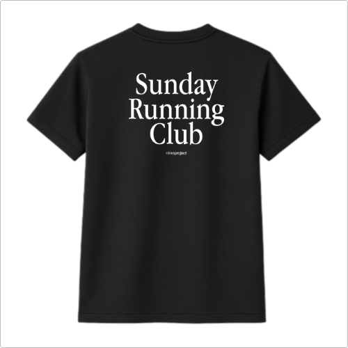 Camiseta com estampa frontal de "Sunday Running Club" em texto pequeno e estampa traseira de "Sunday Running Club" em texto grande centralizado.