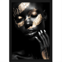 Quadro com estampa frontal de rosto feminino adornado com fragmentos metálicos que percorrem o rosto e a mão, criando um visual intrigante.