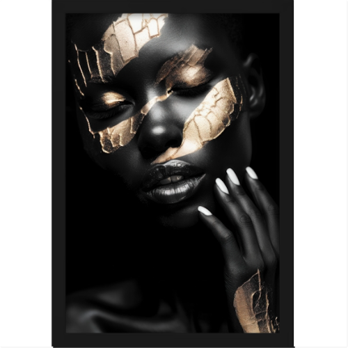 Quadro com estampa frontal de rosto feminino adornado com fragmentos metálicos que percorrem o rosto e a mão, criando um visual intrigante.