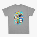 Camiseta com estampa frontal de assinatura curva estilizada pequena no canto superior e estampa traseira de personagens caricatos e sorridentes em grupo colorido.