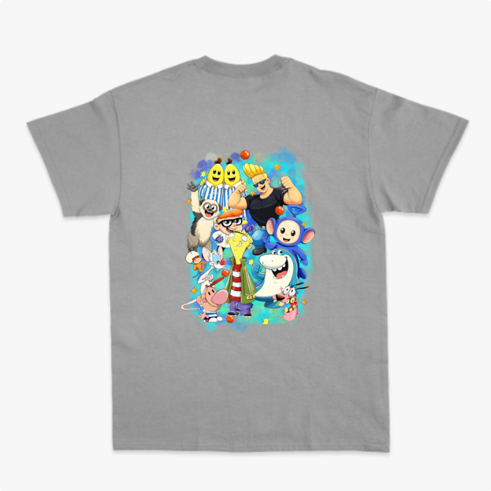Camiseta com estampa frontal de assinatura curva estilizada pequena no canto superior e estampa traseira de personagens caricatos e sorridentes em grupo colorido.