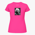 [Camiseta] com estampa frontal de símbolo geométrico com letra estilizada e estampa traseira de rosto icônico pixelado, acompanhado de texto discreto.
