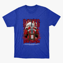 Camiseta com estampa frontal de personagem estilizado segurando uma espada grande, fundo cheio de detalhes gráficos intensos e letras estilizadas acima e abaixo.