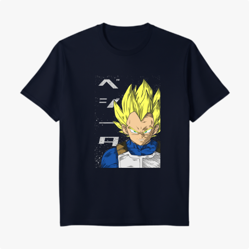 Camiseta com estampa frontal de personagem de anime com cabelo espetado, expressando intensidade, em pose frontal, com símbolos japoneses ao fundo.