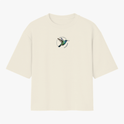 Camiseta com estampa frontal de beija-flor em voo circular e estampa traseira de beija-flor em destaque cercado por texto artístico estilizado.