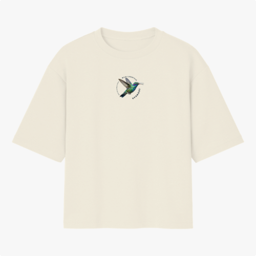 Camiseta com estampa frontal de beija-flor em voo circular e estampa traseira de beija-flor em destaque cercado por texto artístico estilizado.
