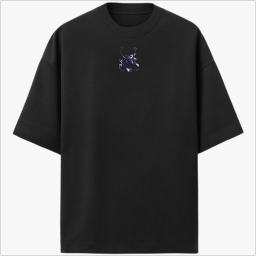 Camiseta com estampa frontal de pequenos elementos abstratos e estampa traseira de personagem de anime com chama azul, rodeado por quadros de mangá.