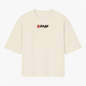 Camiseta com estampa frontal de texto estilizado com caracteres e estampa traseira de personagem em pose dramática com caveiras ao redor.