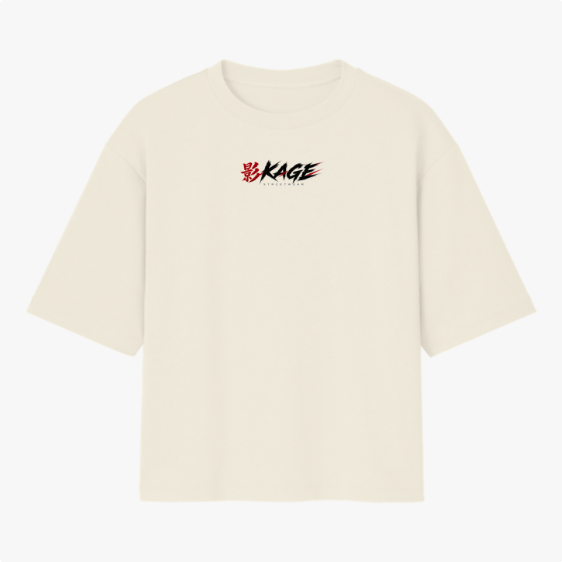 Camiseta com estampa frontal de texto estilizado com caracteres e estampa traseira de personagem em pose dramática com caveiras ao redor.