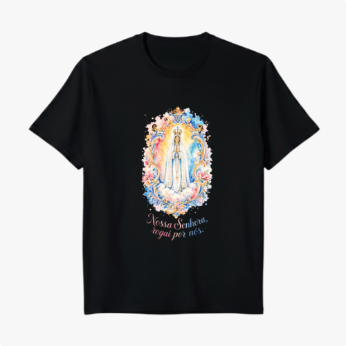 Camiseta com estampa frontal de figura religiosa emoldurada por detalhes florais e frase "Nossa Senhora, rogai por nós" e estampa traseira de logotipo estilizado "SV Santa Veste".