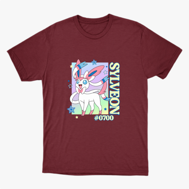 Camiseta com estampa frontal de personagem com fitas, estrelas ao redor, texto vertical "SYLVEON" e "#0700".