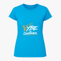 Camiseta com estampa frontal de texto estilizado "Vybe de Quebrada" acompanhado de coroa e linha embaixo, em um design dinâmico e urbano.