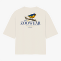 Camiseta com estampa frontal de um pássaro sobre um galho, rodeado por um texto circular e estampa traseira de um pássaro com texto "Fim Fim Zoowear".