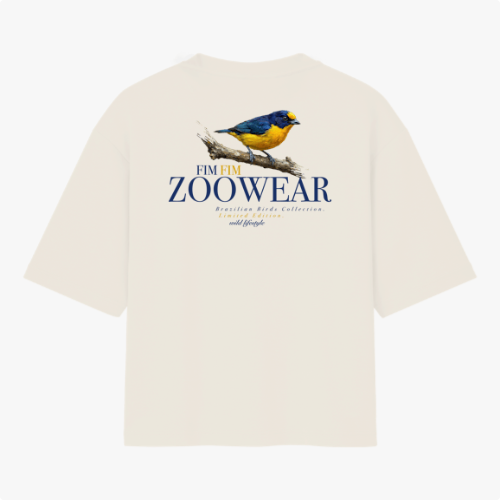 Camiseta com estampa frontal de um pássaro sobre um galho, rodeado por um texto circular e estampa traseira de um pássaro com texto "Fim Fim Zoowear".