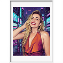 Quadro com estampa frontal de ilustração vibrante de uma mulher sorridente em ambiente urbano noturno, com letreiros luminosos coloridos ao fundo.