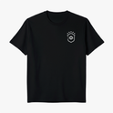 Camiseta com estampa frontal de brasão estilizado com listras e estrelas e estampa traseira de frase inspiradora em tipografia elegante.