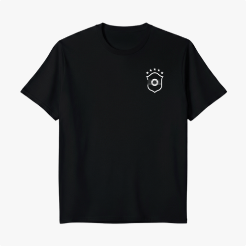 Camiseta com estampa frontal de brasão estilizado com listras e estrelas e estampa traseira de frase inspiradora em tipografia elegante.