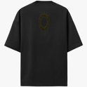 Camiseta com estampa frontal de palavra "MOSS" estilizada com um círculo espinhoso e estampa traseira de círculo com detalhes texturizados escorrendo.