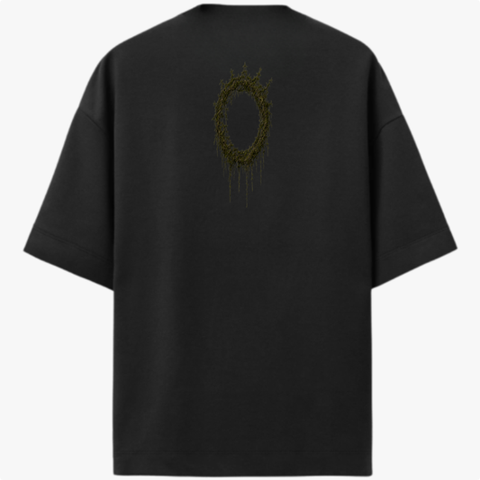 Camiseta com estampa frontal de palavra "MOSS" estilizada com um círculo espinhoso e estampa traseira de círculo com detalhes texturizados escorrendo.