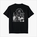 Camiseta com estampa frontal de número "1" pequeno no peito e estampa traseira de foto de esportista em capacete, com textos trazendo: "EU NASCI PRA ISSO".