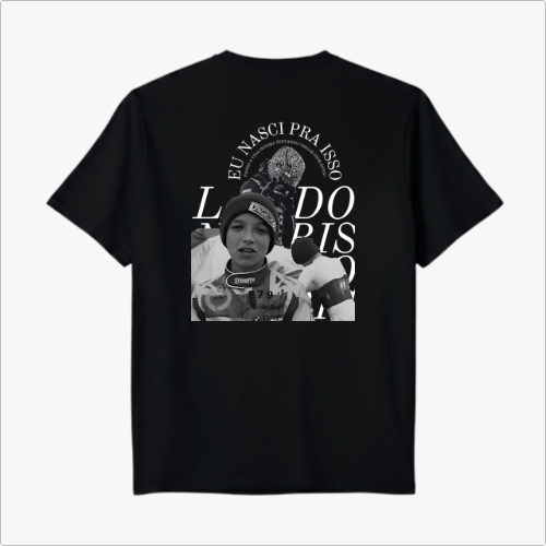 Camiseta com estampa frontal de número "1" pequeno no peito e estampa traseira de foto de esportista em capacete, com textos trazendo: "EU NASCI PRA ISSO".