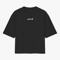Camiseta com estampa frontal de logotipo com texto estilizado e estampa traseira de imagem de um pássaro em voo com frase artística integrada.
