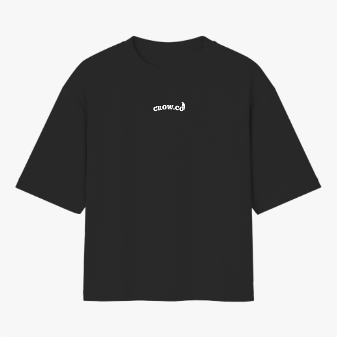 Camiseta com estampa frontal de logotipo com texto estilizado e estampa traseira de imagem de um pássaro em voo com frase artística integrada.