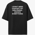 Camiseta com estampa traseira de texto em letras maiúsculas, dizendo "I DON'T NEED CHATGPT MY GIRLFRIEND KNOWS EVERYTHING", com estilo ousado e impactante.