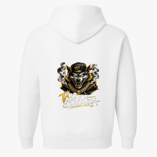 Moletom com estampa traseira de lobo usando boné e colar, cercado por fumaça e a frase "Vibe de Quebrada" em estilo urbano e letras estilizadas.