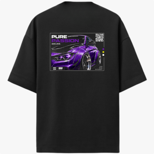 Camiseta com estampa frontal de coroa estilizada pequena e estampa traseira de carro esportivo roxo com dizeres, detalhes coloridos e QR code.