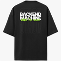 Camiseta com estampa frontal de "STACK" em letras grandes e estampa traseira de "BACKEND MACHINE behind the scenes" sobreposta em fundo com "STACK".