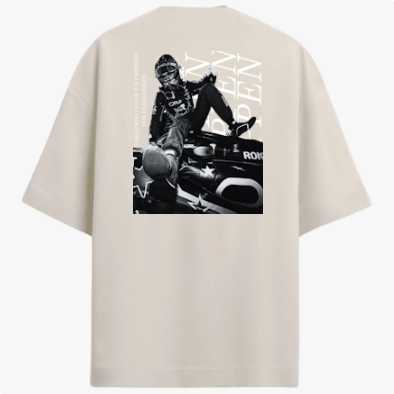 Camiseta com estampa frontal de um logotipo estilizado e estampa traseira de imagem detalhada de um piloto em ação, ladeada por texto em destaque.